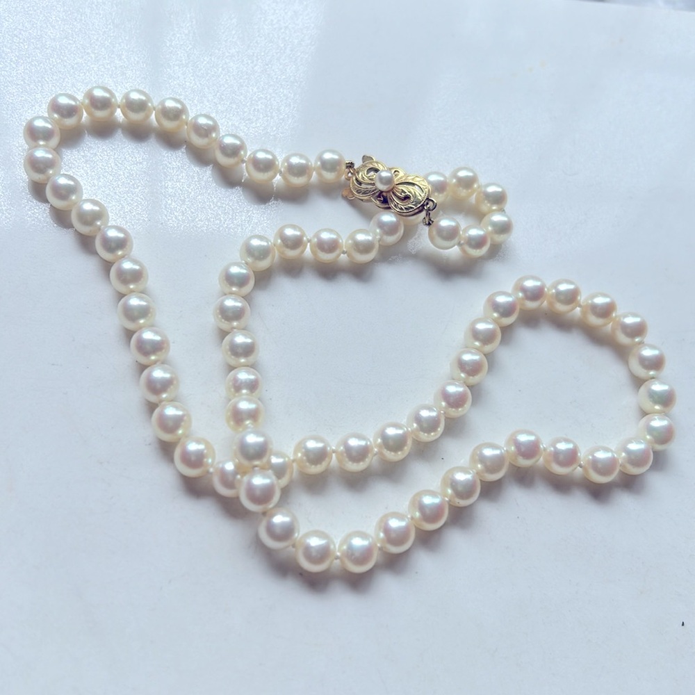 Mikimoto 18k gold pearl necklace. Length 19”. Pearls 6-6.3 mm - Picture 6 of 7